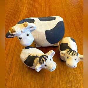 Artisania rinconada figurine  Cow Family  3 Pieces Retired